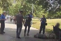 Knokaut za zády strážníků! Muž dupl druhému na hlavu v parku u hlavního nádraží, hlídka mu pomohla