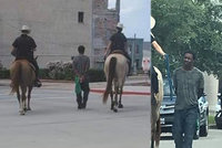 Jako v dobách otroctví: Policisté na koních vedli spoutaného černocha na laně