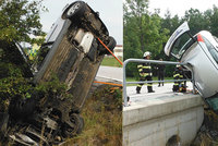 Řidič na Hradecku vzpříčil auto o zábradlí mostu: Když přijeli hasiči, už v něm nebyl