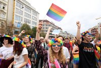 ŽIVĚ: Prague Pride: Město se obléklo do duhových barev! Prahou jde v dešti průvod tisíců lidí