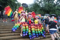Sněmovna řeší uzákonění manželství homosexuálů: V Praze demonstrovali zastánci i odpůrci
