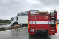 Kamion na Pražském okruhu prorazil svodidla! Nehoda ochromila provoz