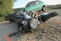 Motorkář (†59) zemřel na Znojemsku: Zabil ho náraz do stromu