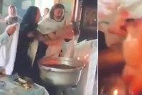 Kněz během sadistického křtu topil dítě: Vyšetřuje ho policie!