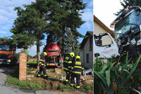V Cholupicích havaroval fekální vůz na zahradě u domu. Zasahovala záchranka i hasiči
