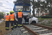 Vlak smetl na přejezdu auto a tlačil ho desítky metrů! Dva vážně zranění v Neratovicích
