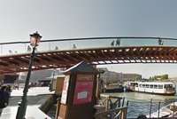 Architekt zaplatí za „zfušovaný“ most v Benátkách, turisté po něm kloužou