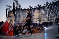 České děti v nouzi dostaly od skupiny Metallica tučný šek: Za 1,8 milionu se zaplatí 72 tisíc obědů
