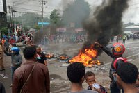 Studenti vypálili parlament a chtějí nezávislost, v provincii Indonésie to vře