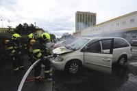 Auto na parkovišti v Záběhlicích začalo hořet: Zapálil ho někdo úmyslně?