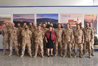 Ivana Zemanová s 19 tvrdými chlapy: První dáma přivítala vojáky po afghánské misi