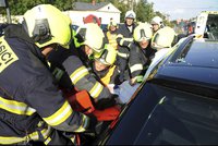Drsné fotky ze zásahu hasičů: Z auta na Vinohradech vystříhávali ženu, srazila se s tramvají
