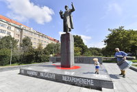Ruská ambasáda běsní z poničené Koněvovy sochy. Viní i radnici Prahy