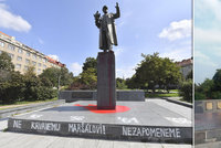 Několik lidí se vrhlo na sochu Koněva v Dejvicích: Umyli ji od červené barvy