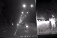 Feťáka na motorce po Praze honili policisté: Ujížděl jim v protisměru rychlostí přes 140 km/h