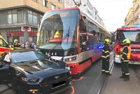 Mustang versus tramvaj? Nehoda v Revoluční blokovala provoz
