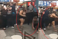 Rvačka v McDonald's kvůli zmrzlině: Rozzuřená žena zmlátila chlapa jako žito!