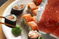 Turistům v restauraci servírovali sushi s tasemnicí. Hosté skončili v nemocnici
