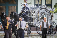 Luxusní pohřební kočár, černé dvojspřeží, stovky truchlících: Ostrava se loučila s romským bossem Gažíkem (†73)