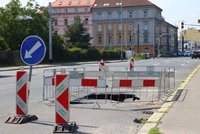 Prosecká ulice je zase samá díra: V Praze 8 číhá už 20 dní velké nebezpečí