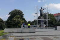 Policisté opět u Koněva: V Praze 6 kontrolovali muže, který se k soše přivázal