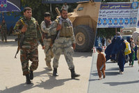 Tálibán zaútočil na celé město, obsadil i nemocnici. Atentátník zabil 10 lidí