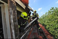 Požár rodinného domu v Košířích: Hasiči rozebírali střechu kvůli skrytým ohniskům