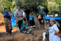 Řecko nezvládá nápor migrantů, žádá o pomoc. V zoufalých podmínkách živoří 20 tisíc lidí