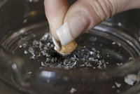 Třetina českých „závisláků“ chce seknout s nikotinem. Předsevzetí dodrží jen zlomek