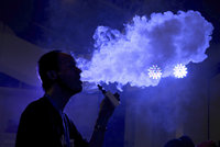 Co zabíjí kuřáky e-cigaret? Vědci: Plíce měli zjizvené jako oběti jedovatých plynů