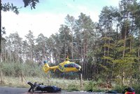 Tři zranění po srážce dvou motorek na Novojičínsku: Pro ženu (51) letěl vrtulník