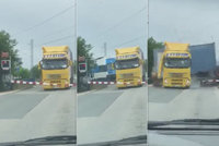 Neskutečné záběry nehody z Uhříněvsi: Kamion na přejezdu stál dlouho, pak přišel ničivý náraz