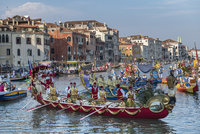 Pražská válečná gondola ohromila v Benátkách! Bohatě zdobená loď se zúčastnila tamní největší slavnosti
