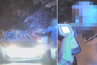 Opilý řidič v Hájích daleko neujel: Strážníci mu naměřili 2 promile, z vozu vyvrávoral