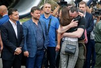 Rusko a Ukrajina přepisují historii: Vyměnily 35 vězňů, volný je i režisér Sencov