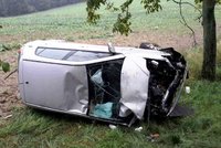 Tragická nehoda na Rychnovsku: Řidič (†40) vyjel ze silnice a narazil do stromu! Auto vzplálo