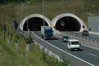 Tunelem Valík na dálnici D5 u Plzně od pondělí rychleji: Je prvním tunelem v ČR, kde se bude jezdit rychlostí 100 km/h