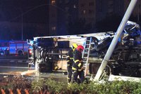 Vážná nehoda v Praze: Ve Švehlově ulici se převrátil kamion