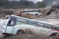 Autobus vjel do rozvodněné řeky: Sedmnáct mrtvých a desítky zraněných!