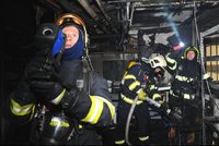 Požár suterénu domu v pražském Braníku: Hasiči zachránili několik lidí, škody jdou do milionů