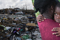 „Pomozte nám, prosím.“ Na Bahamách nemají po řádění hurikánu ani vodu, obětí je přes 50