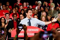 Krasavec Trudeau v potížích: Premiér to schytal za fotku s turbanem a černým líčením