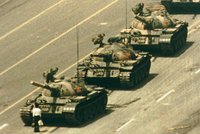 Sám proti tankům: Zemřel autor (†64) ikonických fotek z krvavých protestů, film schoval před policií na záchodě