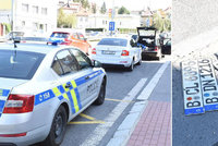 Bez řidičáku a s cizími espézetkami: Policisté stopli podezřelého řidiče v Holešovičkách