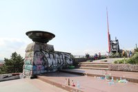 Stalinův památník na Letné se může kdykoliv zřítit! Praha ho musí okamžitě uzavřít