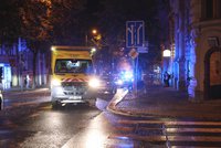 Auto na Vinohradech zabilo chodce: Sraženého muže oživovali kolemjdoucí, policisté i záchranáři