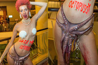 Šílenost na módní show: Chlupatá blogerka s mrtvou chobotnicí místo sukně!