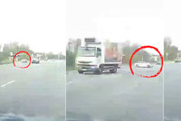 Pirát silnic v Ostravě ohrozil řidiče: V křižovatce přejížděl dvojitou plnou čáru