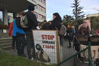 Demonstrace proti zápachu z granulí na západě Prahy: „Plníme limity,“ říká firma