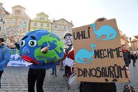 ŽIVĚ: „Uhlí nechme dinosaurům.“ Studenti pochodují centrem Prahy, stávkují za ochranu klimatu